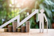 如何知曉基金分類中的A類C類區(qū)別？A類C類在投資選擇上有何不同？