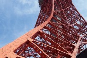 自由度高、畫面精美的免費(fèi)游戲模仿大受歡迎，最刺激、畫面逼真的5V5在線戰(zhàn)斗游戲，眾玩家熱捧的完全免費(fèi)游戲