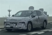 P7+同款設(shè)計風格：小鵬全新SUV偽裝實車圖曝光