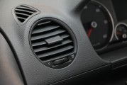 車輛后視鏡如何調整以獲得最佳視野？調整后視鏡對駕駛安全有何重要性？