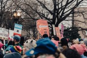 勢均力敵！最新民調(diào)：哈里斯對特朗普的領(lǐng)先優(yōu)勢縮小