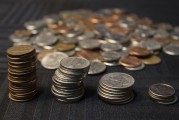 如何進行貨幣兌換的操作？這些操作方法對資金流動有何影響？