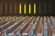 掌握音樂混音插件的使用技巧，如何在有限預算下尋找優(yōu)質資源，用實例探索音樂混音插件的實用技巧與預算敏感型音樂愛好者之間的對決