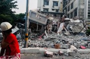 “相當(dāng)于約一千顆原子彈”！強(qiáng)震后的緬甸曼德勒40℃高溫，中國翡翠商人擠在后備廂緊急逃難