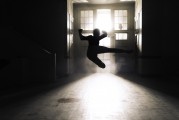 夢(mèng)魘之影，夢(mèng)到小孩摔死的心理解析與應(yīng)對(duì)