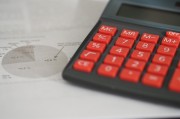 鉑金和黃金的投資表現(xiàn)差異如何影響投資決策？這種差異對投資者有何啟示？