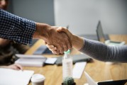 因委托理財合同糾紛，方鵑起訴上海小村資產(chǎn)管理有限公司等