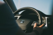 如何安全拆卸邁銳寶車型的手套箱？這種拆卸對(duì)車輛內(nèi)部安全有何影響？