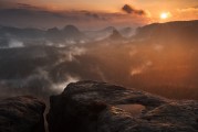 免費下載恐龍游戲，你的冒險旅程從此開始，發(fā)掘失落的王國，海量恐龍游戲等待你下載！