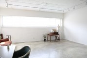 如何進(jìn)行墻紙貼飾以美化居住空間？這種裝飾技巧對(duì)家居風(fēng)格有何影響？