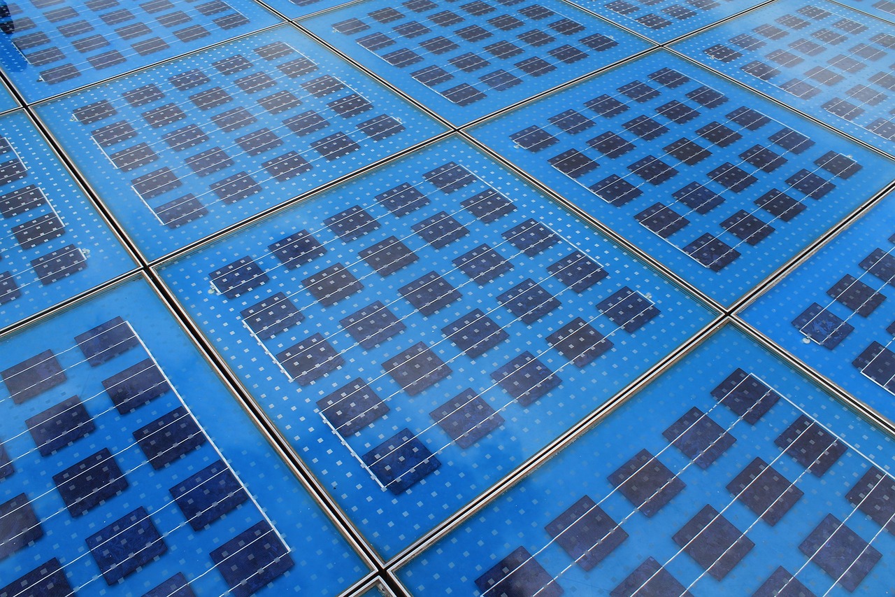 國內(nèi)首臺(tái)，超大尺寸 1.2 米 x 2.4 米鈣鈦礦太陽能電池組件激光刻蝕設(shè)備發(fā)布