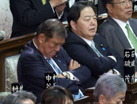 日本政府回應(yīng)石破茂選舉時(shí)“打瞌睡”，有網(wǎng)民不買賬：這是在瀆職