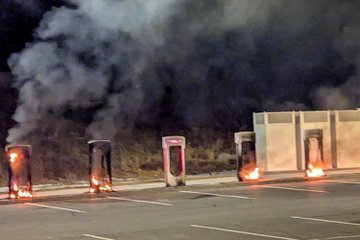 特斯拉在美頻遭縱火、打砸、槍擊！美司法部長：無異于恐怖主義