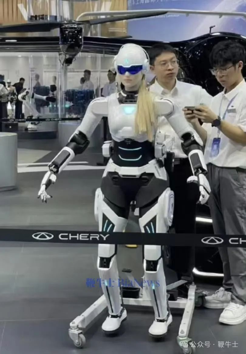 上海車展「車模」盤點(diǎn)：小鵬機(jī)器人吸睛，比亞迪派出悟空