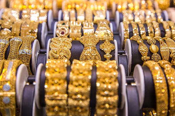 金價(jià)回調(diào)，部分品牌金飾價(jià)格跟跌！上車還是離場(chǎng)？