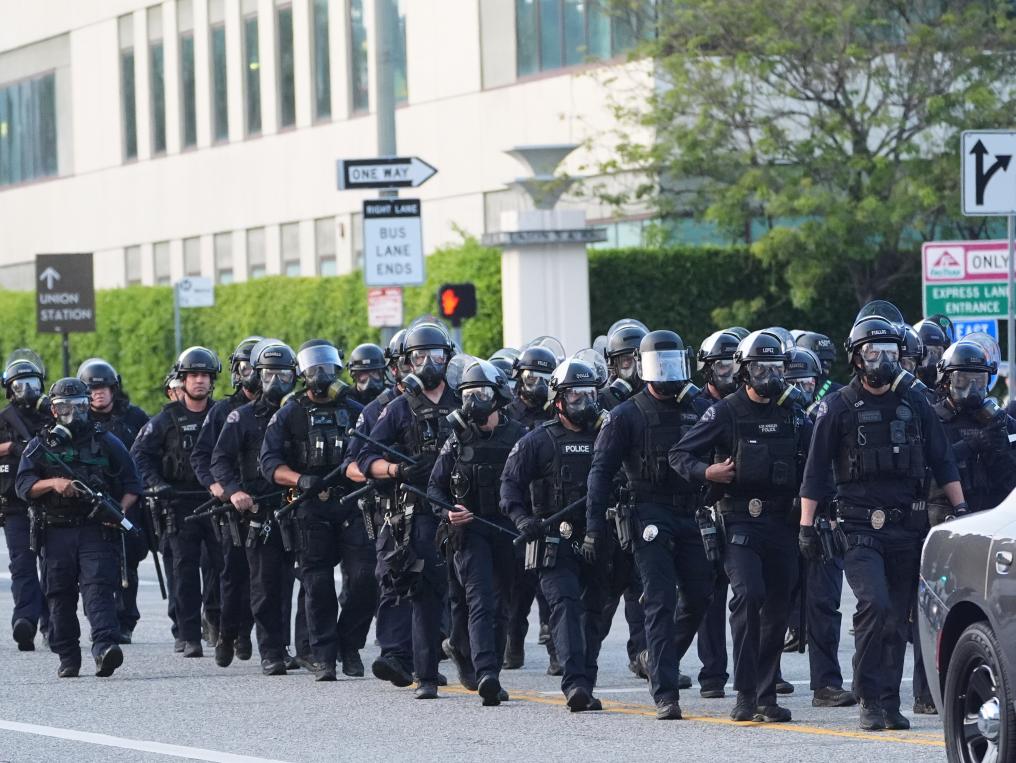 洛杉磯亂了！特朗普下令部署國民警衛(wèi)隊 防長稱或出動軍隊