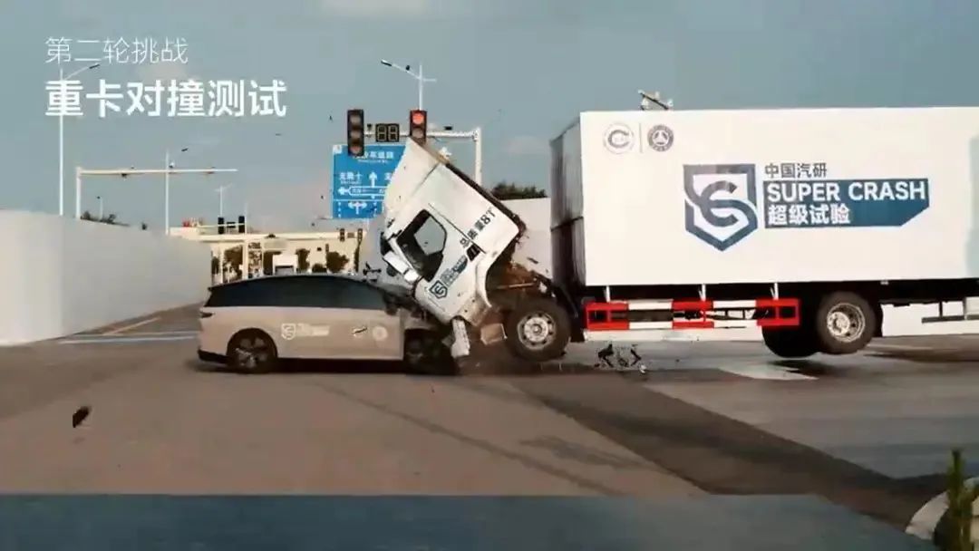 i8“碰撞門”炸鍋！理想主義墜落時(shí)刻？