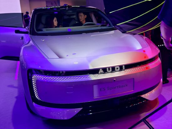 直擊車展|上汽奧迪AUDI亮相成都車展，此前被一汽奧迪嘲諷“四環(huán)相扣才是奧迪”